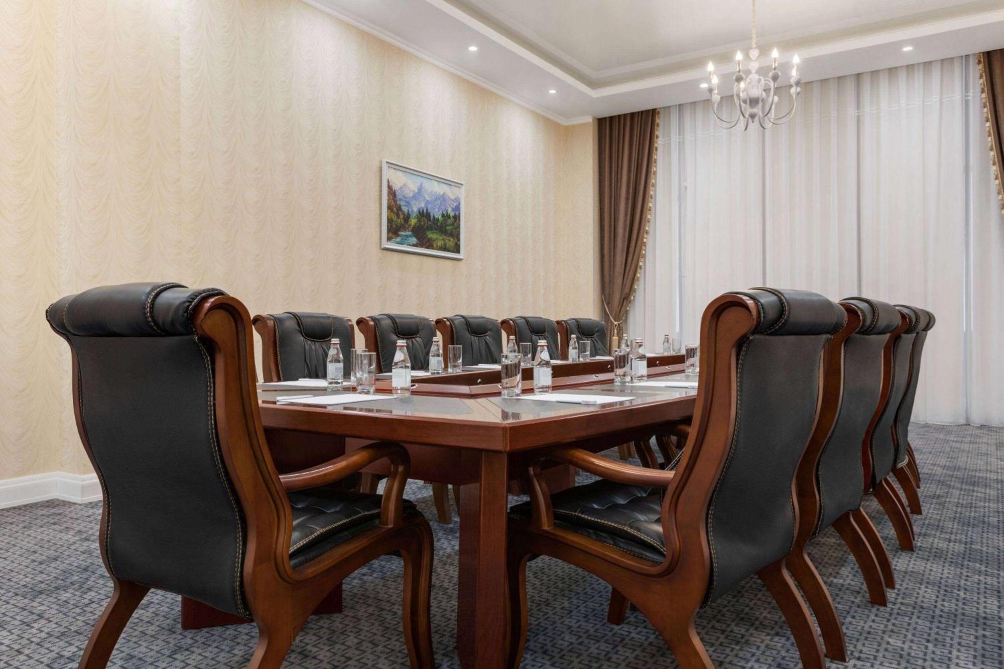 Ramada By Wyndham Shymkent Hotel Ngoại thất bức ảnh