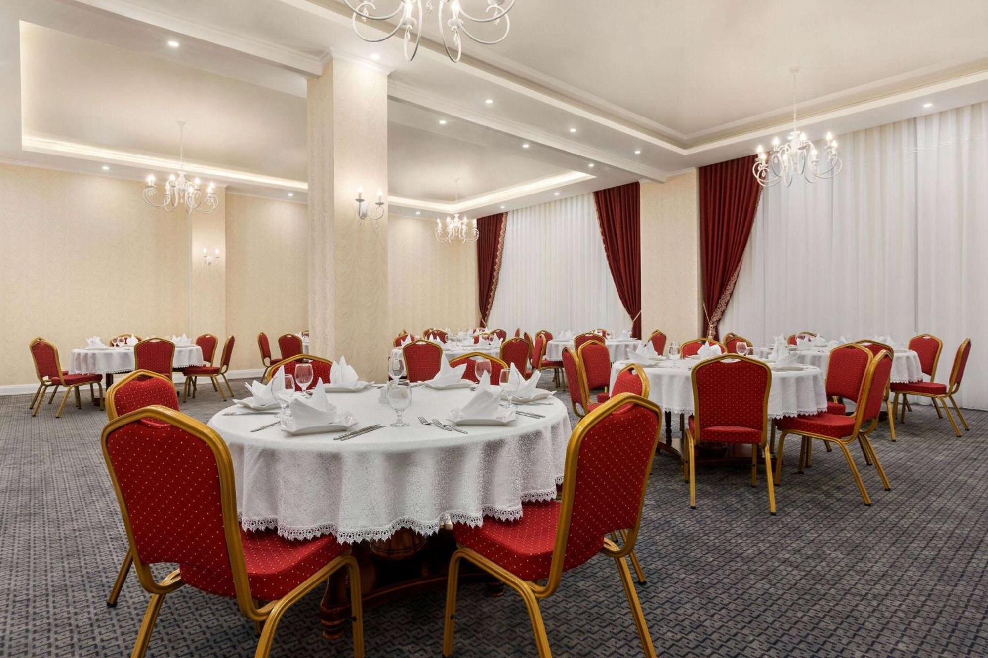 Ramada By Wyndham Shymkent Hotel Ngoại thất bức ảnh